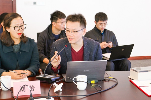 图4 伟德bv国际体育海上装备与系统研究所副所长王鸿东介绍中国智能船艇挑战赛“海上争锋”竞赛方案.JPEG